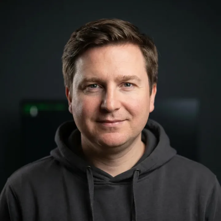 Porträt von Robert Ressl in einem dunklen Hoodie